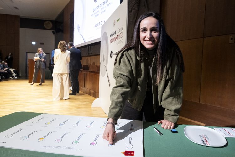 LA MIGLIOR CHEF - Arianna Gatti, Forme Restaurant, Brescia. Premia Acqua Panna e S.Pellegrino con la seguente motivazione: «Origini abruzzesi, formazione bresciana, in poco più di due anni ha saputo sintetizzare i sapori delle sue terre con identità ed efficacia. Già premiata come sous chef dell’anno, 6 anni dopo scala il gradino più importante per la grinta, i sapori e l’eleganza di una tavola che dimostra prima che raccontare».